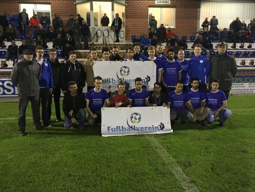 Gruppenfoto von FußballvereinT auf dem Sportplatz